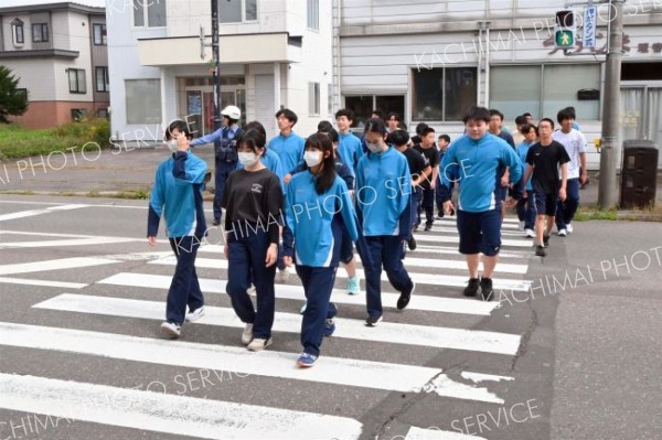地震と津波想定した集団避難訓練　広尾中