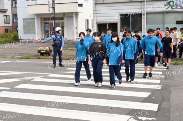 目的地に向けて集団で避難する生徒ら