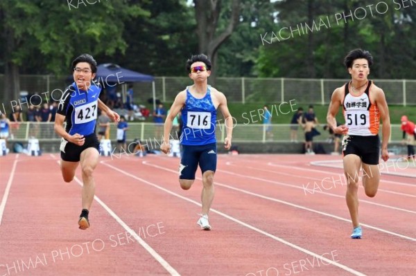 【男子１００メートル２６組】総合１位となる１１秒００をマークした山田渉（左、帯緑陽高）