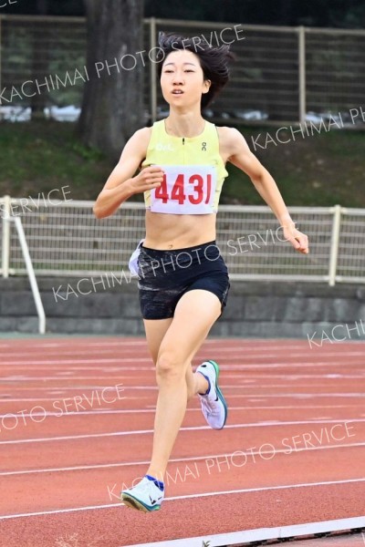 女子８００メートル４組