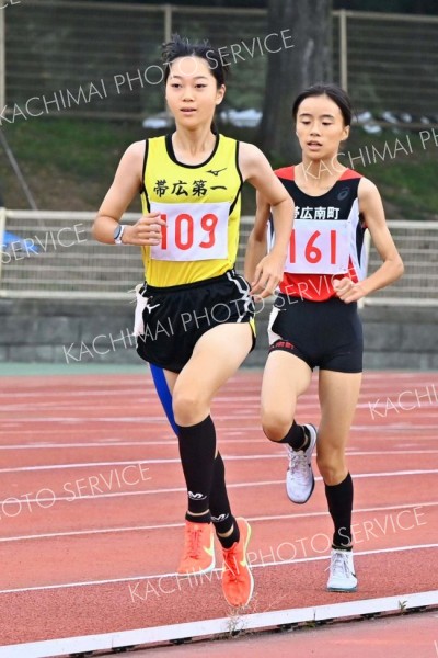 女子８００メートル４組