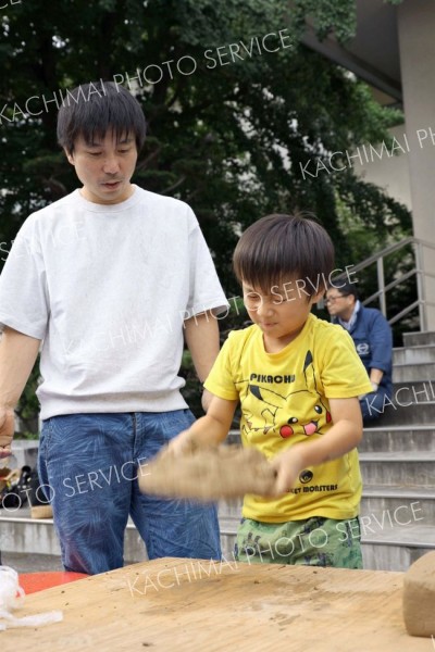 きれいなれんがを作るため、こねる作業で粘土の中の空気を抜く必要がある。子どもも力を込めて粘土をこねる