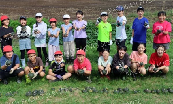 今年も円山動物園のゾウへカボチャ寄贈　幕別忠類小児童が収穫