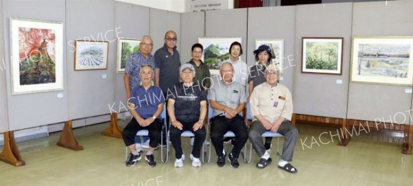作品を出展した会員ら
