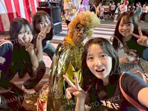 「しほろ７０００人のまつり」の仮装盆踊り大会に訪問した生徒たち