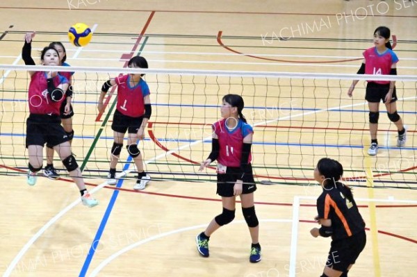 勝利を目指して熱戦を繰り広げる選手たち