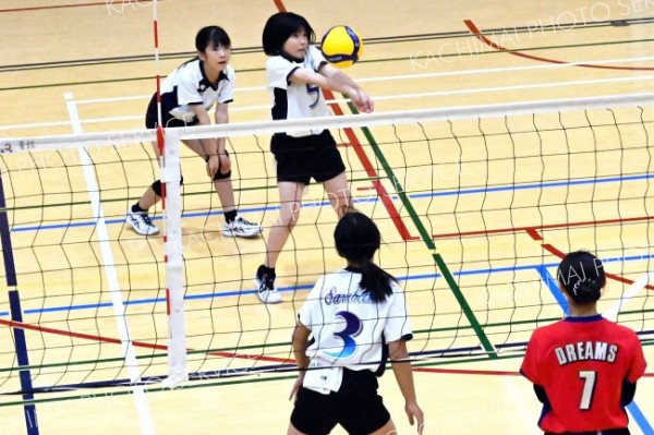 勝利を目指して熱戦を繰り広げる選手たち