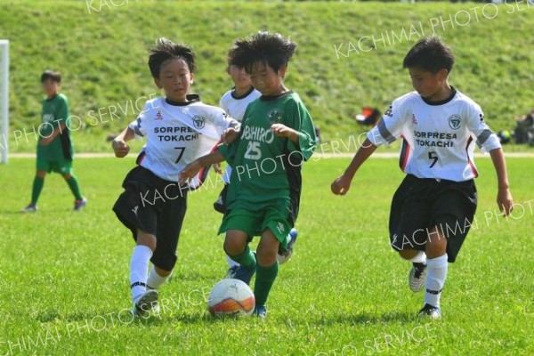 【第１トーナメント決勝・帯広ＦＣ―ソルプレーサ十勝】ドリブルで敵人に襲いかかる帯広ＦＣ