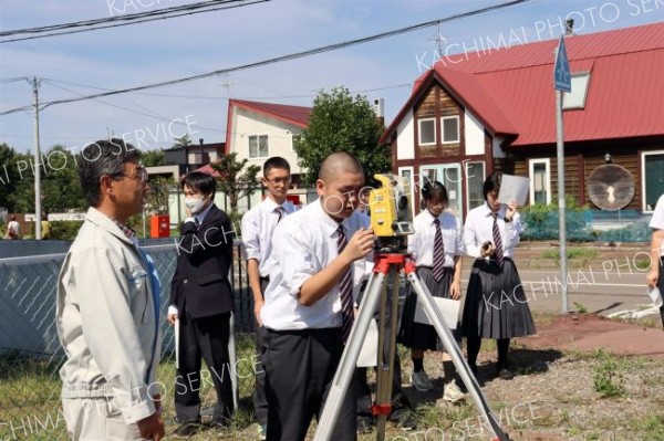 生徒が測量体験　池田高校で出前授業