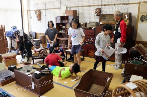 開拓期の農機具で郷土の歴史学ぶ　新得小３年生