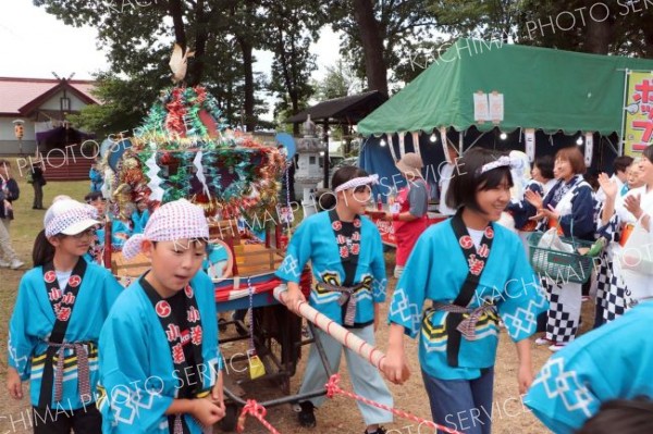 掛け声高らかに子どもみこし　恒例バナナのたたき売りも　くったり秋祭り　新得