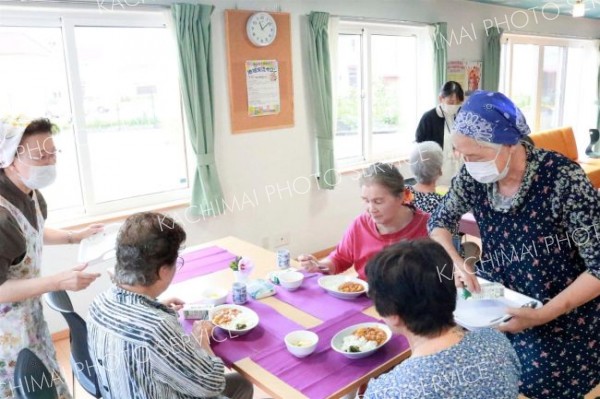 おいしいカレーで会話も弾む　芽室ふれあいサロンで「メムフク食堂」