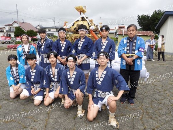浦幌神社のみこし祭りを応援　明大の自転車ツーリングクラブ
