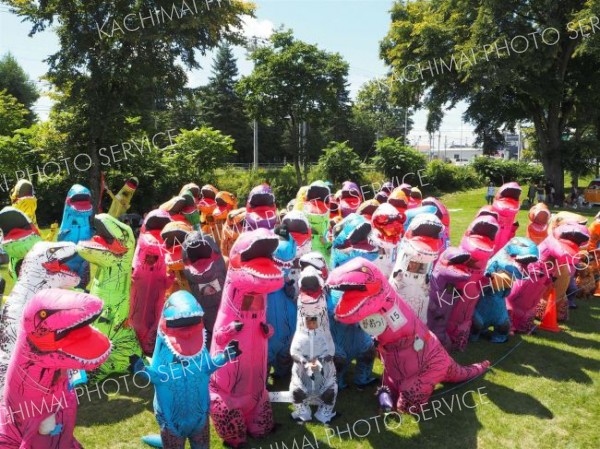 会場に集まったティラノサウルス