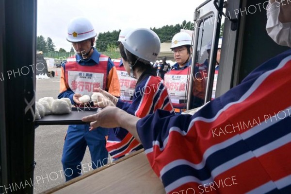 災害協定に基づき「とかちフードトラック協会」がキッチンカーを出して給食のおにぎりを避難者役の参加者らに配食した