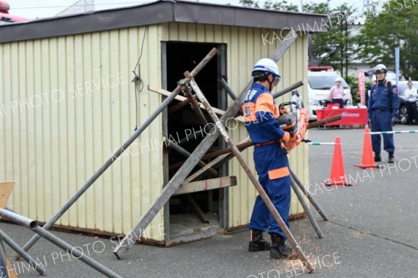 土砂崩れで倒壊した土砂に埋まった住宅の中から負傷者を救出する訓練を行う参加者ら