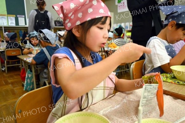 「救給カレー」を食べる鈴蘭小の児童