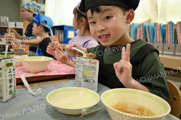 「救給カレー」を食べる鈴蘭小の児童