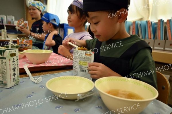 「救給カレー」を食べる鈴蘭小の児童