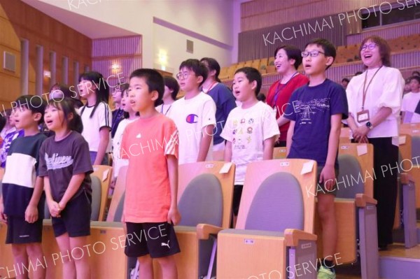 思いを込めて歌う幕別途別小児童ら