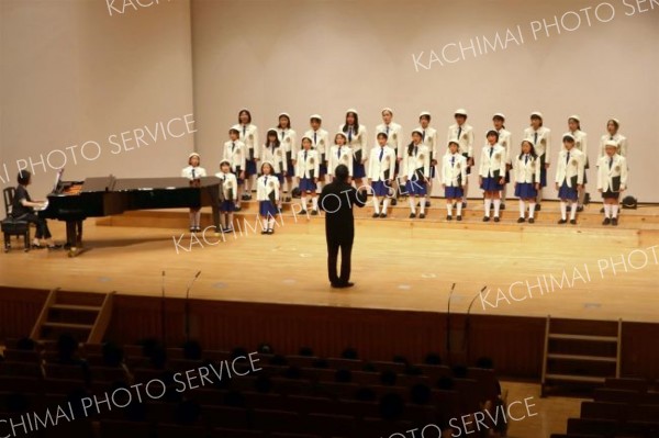 伸びやかな歌声を披露する兵庫稲美少年少女合唱団