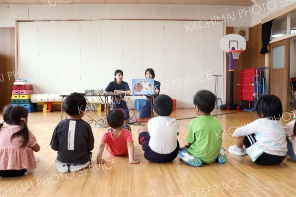 アヒルのポーズで身を守ろう　池田カトリック幼稚園で防災教室