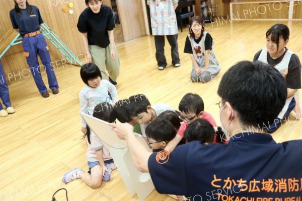 初期消火の大切さについて学ぶ園児