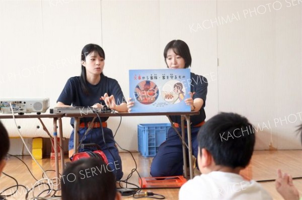 防火紙芝居を披露する消防団員