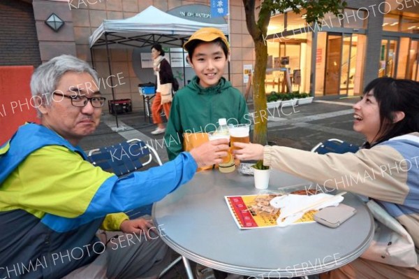 ９年ぶりの駅前ビアガーデン盛況　芽室町商工会青年部