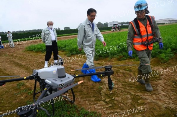 ドローンの散布で効率化された