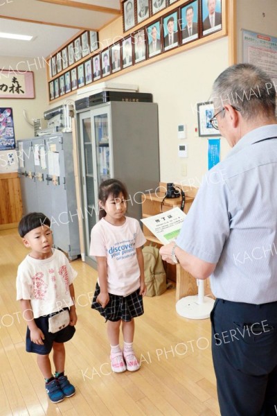 修了証を受け取る