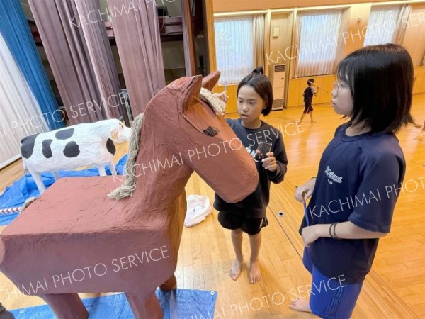 子どもみこしを制作する児童ら