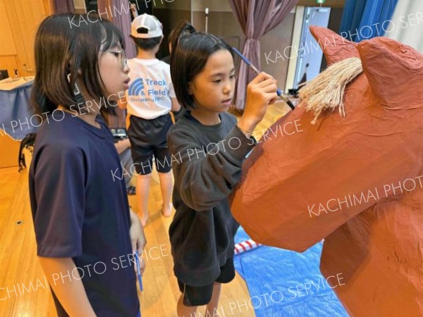 子どもみこしを制作する児童ら