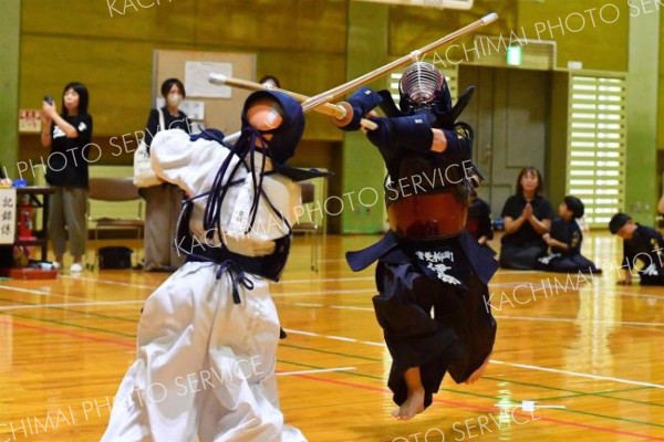 【小学生高学年男子決勝・音更柳町Ａ―芽室Ａ】メンを狙う音更柳町Ａ