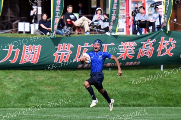 【１回戦・帯工―羽幌・芦別・富良野】後半１分、相手のパスをインターセプトした帯工の水野隼が応援席の前を快走する