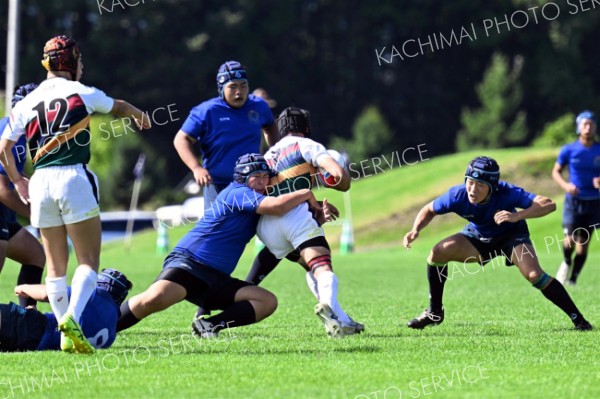 【１回戦・帯工―羽幌・芦別・富良野】激しいタックルで相手の攻撃を防ぐ帯工フィフティーン