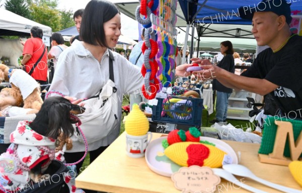 会場には犬用のおもちゃがより取り見取り。好みの品を買い求める来場者