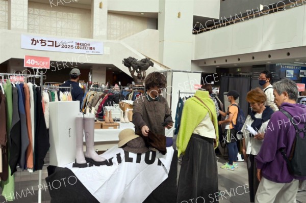秋のトレンドの商品が並ぶ会場