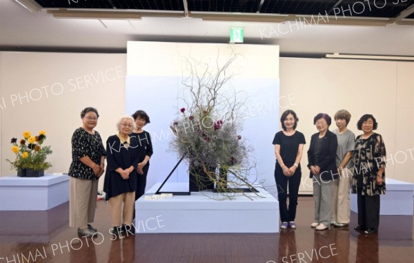 十勝華道連盟生け花展あすまで　帯広市民ギャラリー