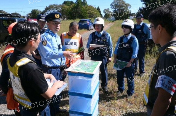 クマ出没を受けて対応を協議する現地対策本部