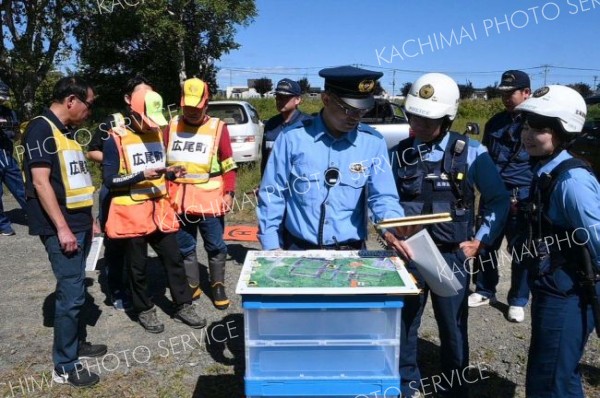 ドローンでのクマ追跡画像をタブレットやスマートフォンで確認する関係機関の担当者ら