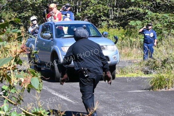 「緊急銃猟」によるクマ駆除の手順などを確認する関係者ら