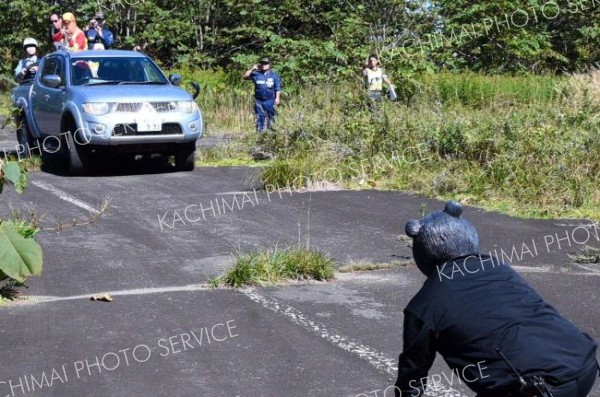「緊急銃猟」によるクマ駆除の手順などを確認する関係者ら