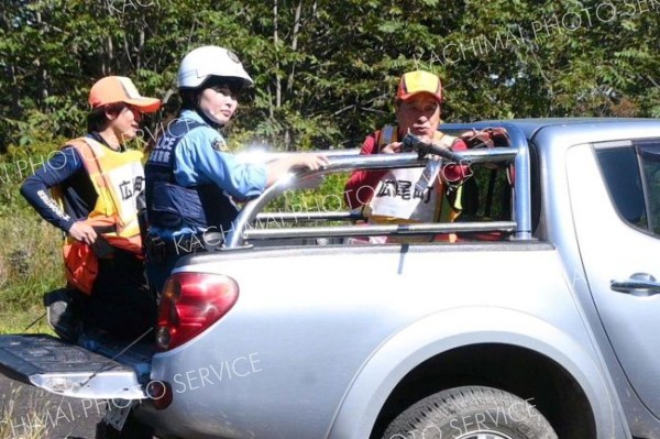 「緊急銃猟」によるクマ駆除の手順などを確認する関係者ら