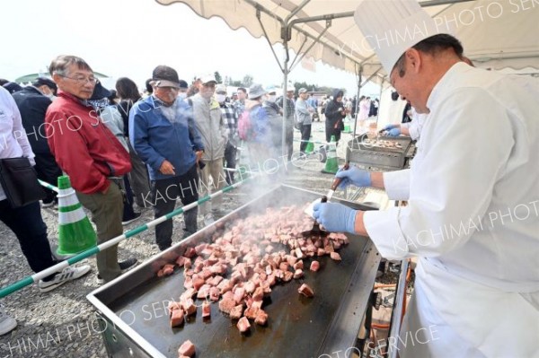 町制施行６０周年を記念し、豊頃和牛のサイコロステーキと大津産サケのちゃんちゃん焼きを無料配布。北海道全調理師会帯広支部のシェフが腕を振るった