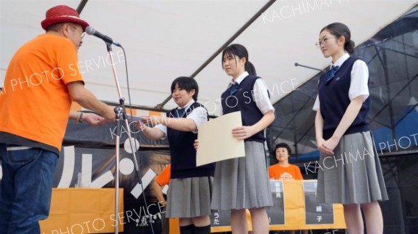 優勝した広尾高校のチーム「リエットリオ」の３人