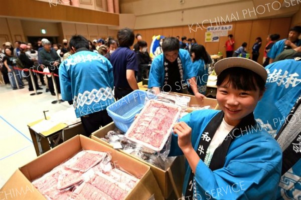 特産品販売に行列　大樹「柏林公園まつり」荒天で屋内開催
