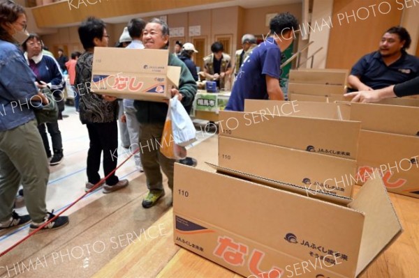 姉妹都市の福島県相馬市特産の梨が箱売りされて人気を呼んでいた（２１日午前９時２０分ごろ、須貝拓也撮影）