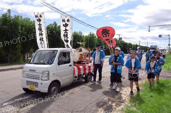 子どもみこしや浦安の舞華やかに　中士幌神社秋季例大祭