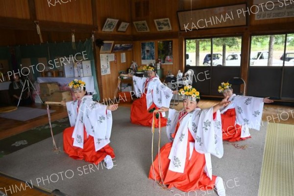 神事の後に行われた「浦安の舞」。小学生４人が華麗な舞を披露した